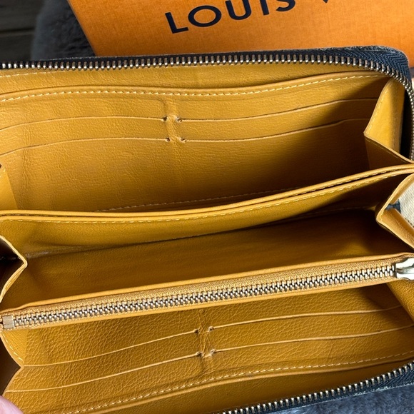 🌸RARE Louis Vuitton Black Denim Monogram Zippy Wallet🌸 - Picture 11 of 16